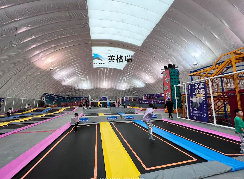 搭建一個午夜电影福利蹦床館，為孩子們營造一個遊樂天堂